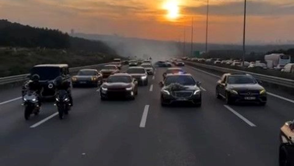 İstanbul’da otoyolu birbirine katan çakarlı konvoydaki sürücülere gözaltı: Bakan Yerlikaya’dan vatandaşlara çağrı İstanbul’da otoyolu birbirine katan çakarlı konvoydaki sürücülere gözaltı: Bakan Yerlikaya’dan vatandaşlara çağrı