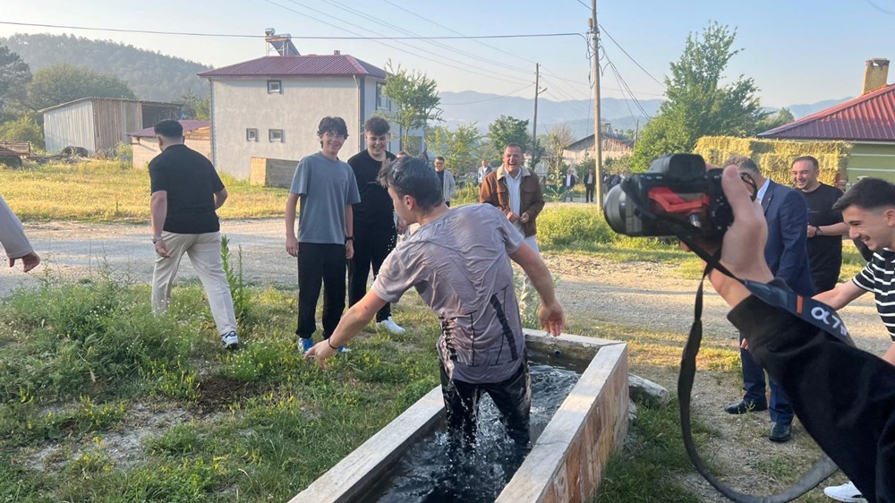 Yarım asırlık gelenek: Bayram namazına gelmeyeni buz gibi suda uyandırdılar - 5