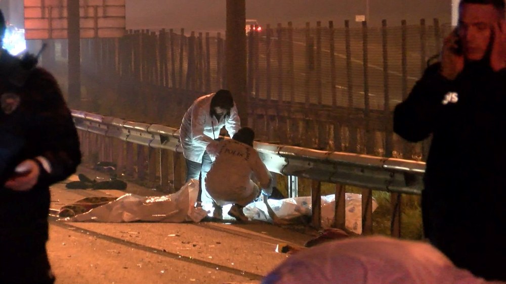 TEM Otoyolu'nda feci kaza: Otomobil yayalara çarptı, 5 kişi öldü - 4