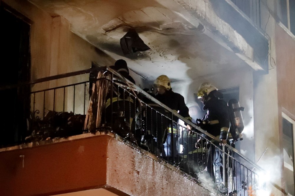 Balkona stoklanan telefonu bataryaları bomba gibi patladı: Mahalleli panikle sokağa döküldü - 1