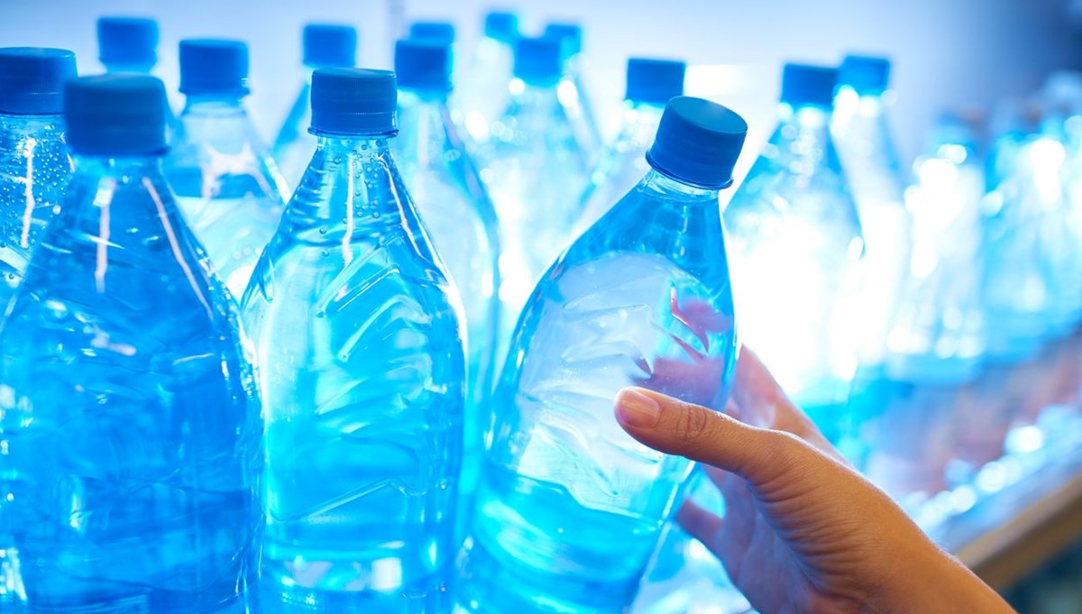 Türkiye'de de satılıyor! Ünlü su markasında mikroplastik tehlikesi: Reklamların durdurulması talep edildi Türkiye'de de satılıyor! Ünlü su markasında mikroplastik tehlikesi: Reklamların durdurulması talep edildi