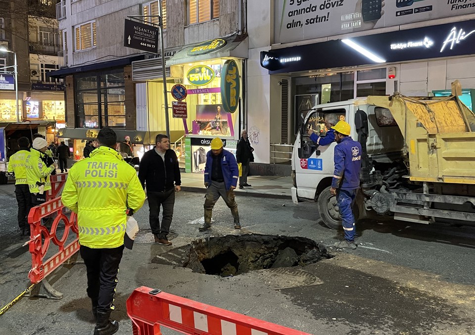 Nişantaşı'nda su borusu patladı, yol çöktü - 1