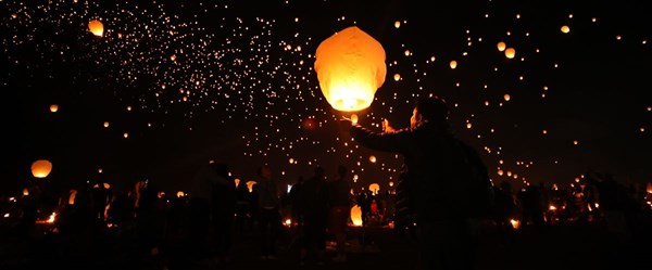 Yüzlerce balon gökyüzünde (Dilek Balonu Festivali)