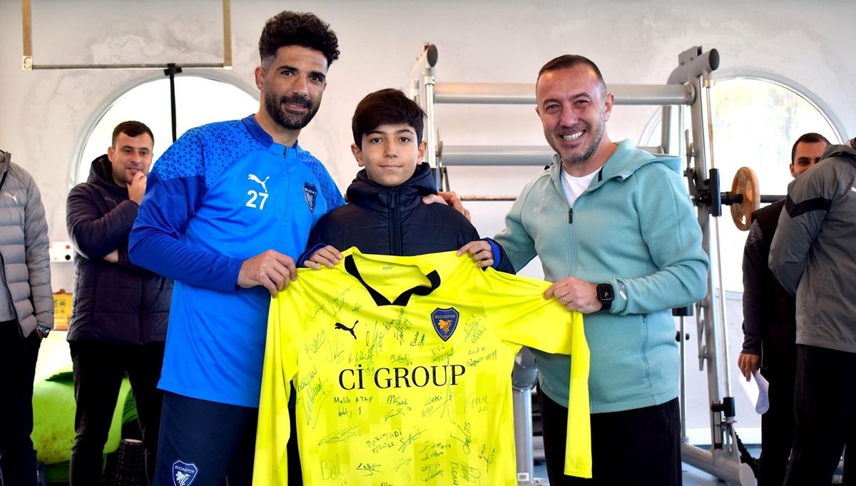 Bucaspor 1928'de gole katkı yapan top toplayıcıya imzalı forma