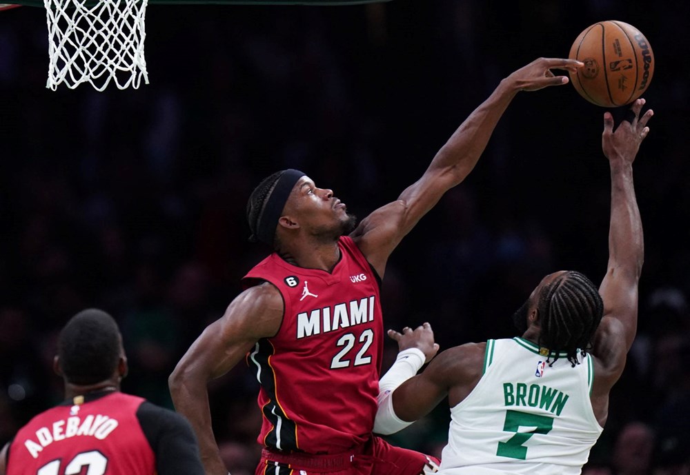 Майами хит бостон прямая трансляция. Jaylen Brown Boston 2023. Майами хит 2023. Игра в баскетбол со счетом