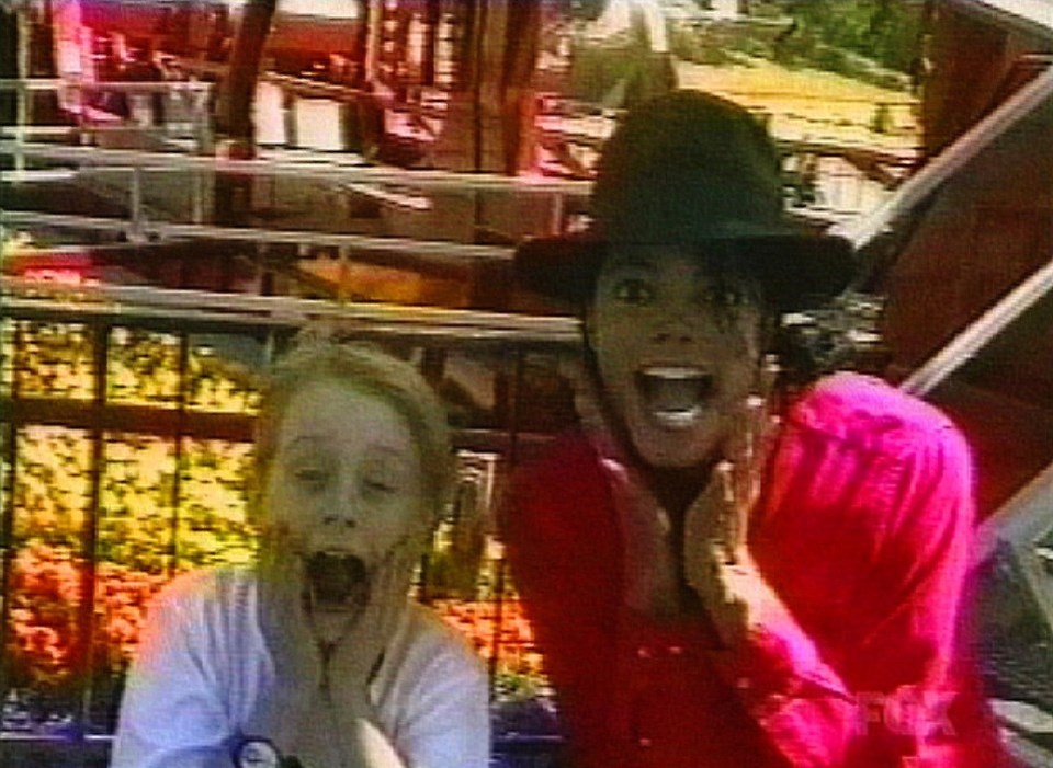 Micheal Jackson (sağda) zamanın ünlü çocuk yıldızı Macaulay Culkin (solda) ile Neverland'de böyle poz vermişti.
