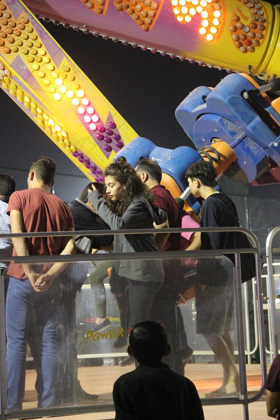 Lunaparkta eğlence aracında mahsur kaldılar - 3