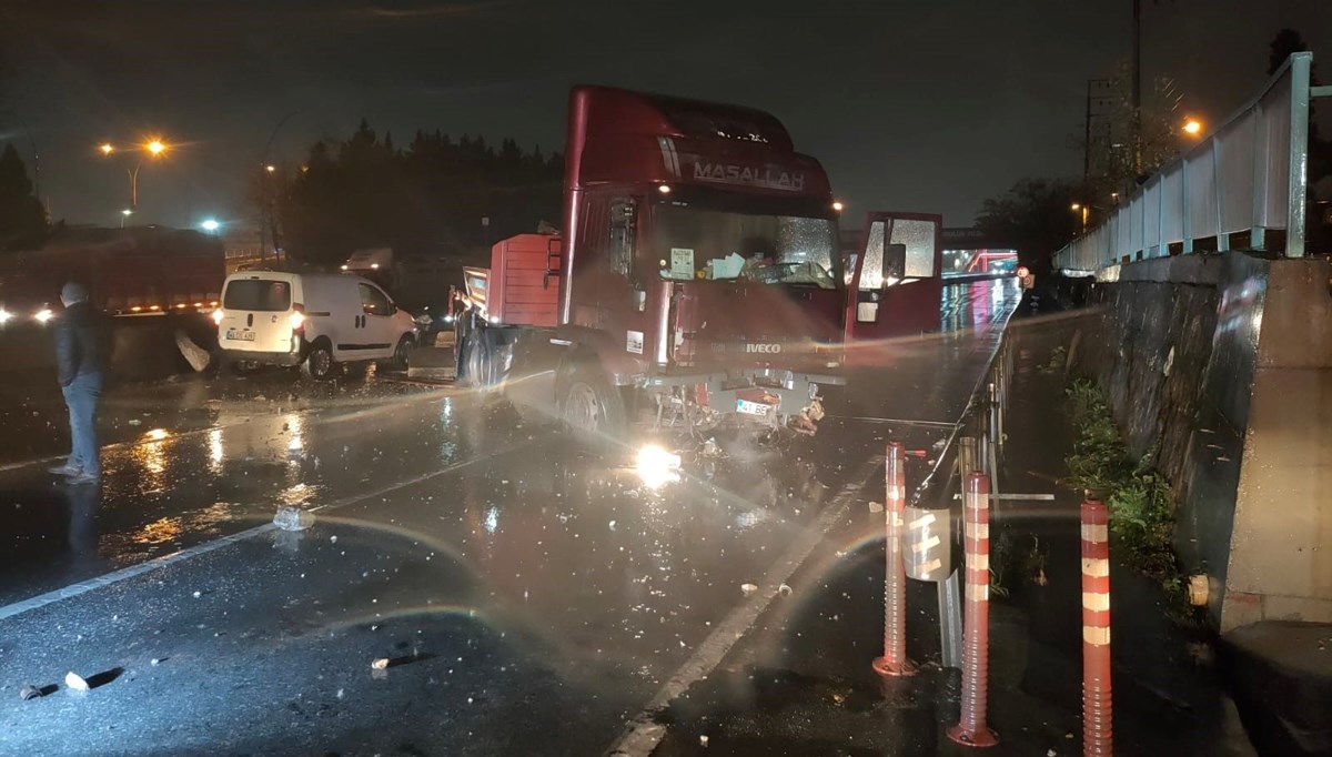 Bariyerleri aşan TIR karşı şeritte durabildi Bariyerleri aşan TIR karşı şeritte durabildi