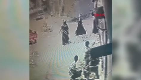 Sokakta oynayan çocukları sopayla dövdü