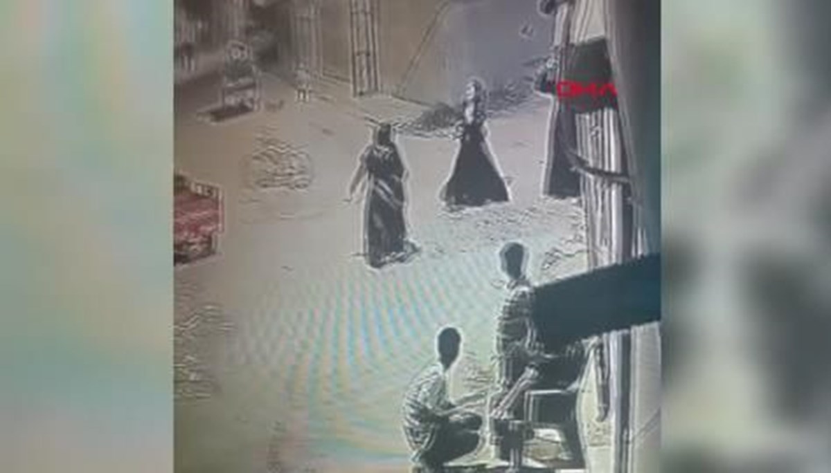 Sokakta oynayan çocukları sopayla dövdü Sokakta oynayan çocukları sopayla dövdü