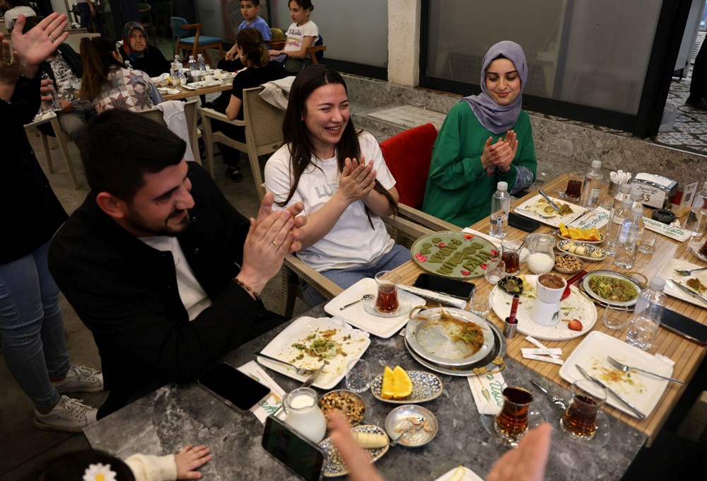 Ramazan Bereketi Tatlıcıları Güldürdü: İftar Sofralarının Vazgeçilmezi Oldular 72 8e9z3eW0nUKbazHggz8zOA