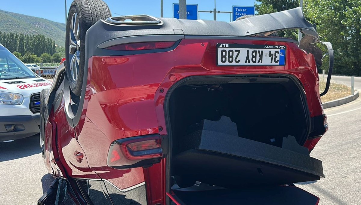 Tokat'ta otomobil devrildi: Yaralılar var