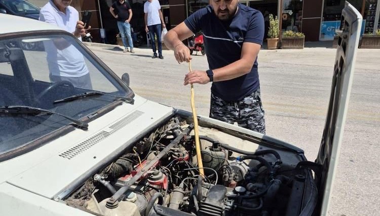 Motora giren yılana sopayla müdahale