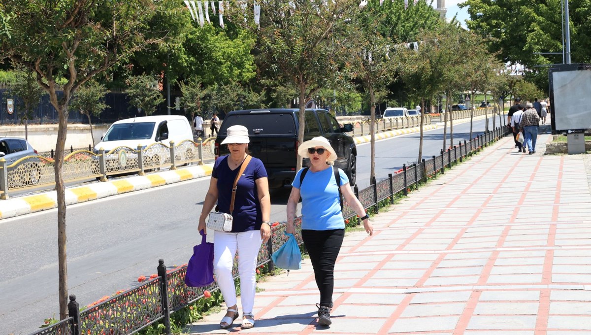 Hava sıcaklığı 35 dereceyi buldu: Park ve bahçelerde serinlediler