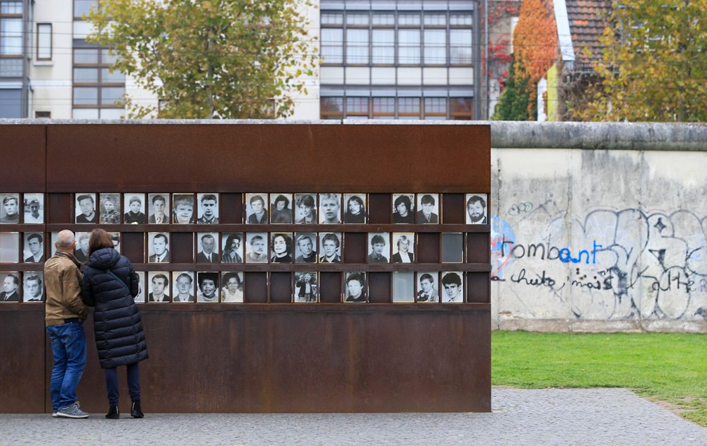 �Utanç duvarı� olarak anılan Berlin Duvarı 29 yıl önce yıkıldı Son