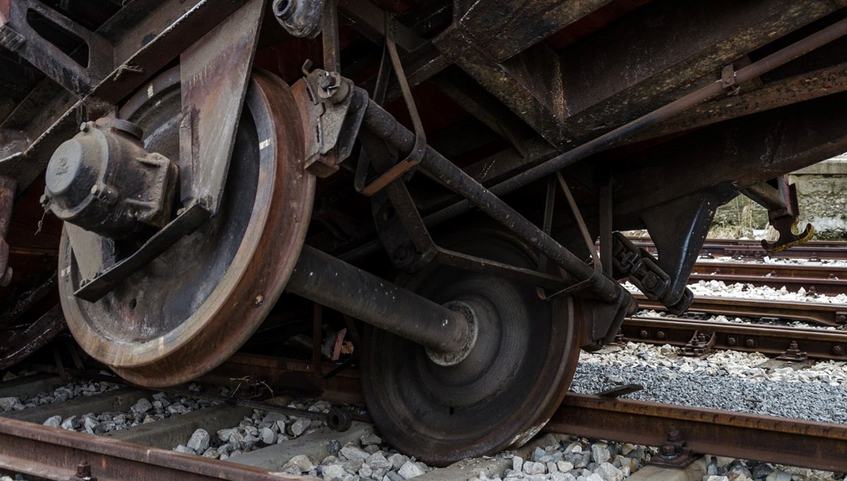 Hindistan'da yolcu treni ile yük treni çarpıştı: En az 13 kişi öldü Hindistan'da yolcu treni ile yük treni çarpıştı: En az 13 kişi öldü