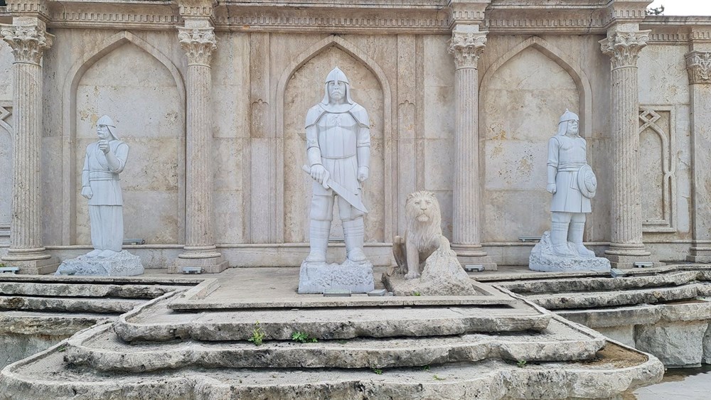 Düzce'de asker heykelinin mızrağı çalındı - 6