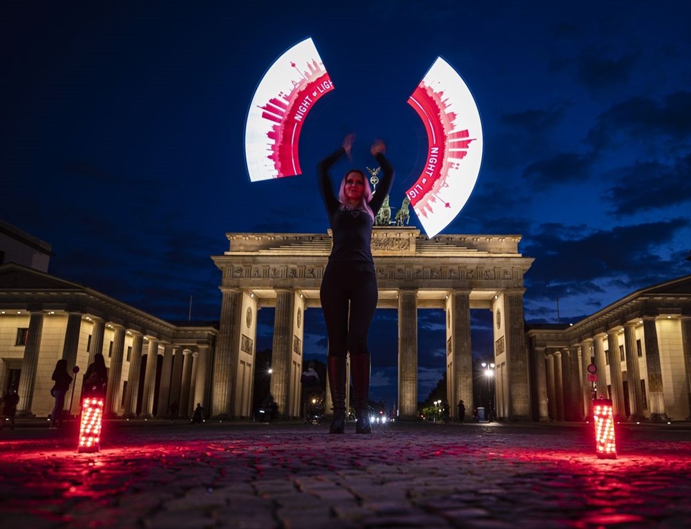 Almanya'da ışık gösterisiyle corona virüs protestosu - 7