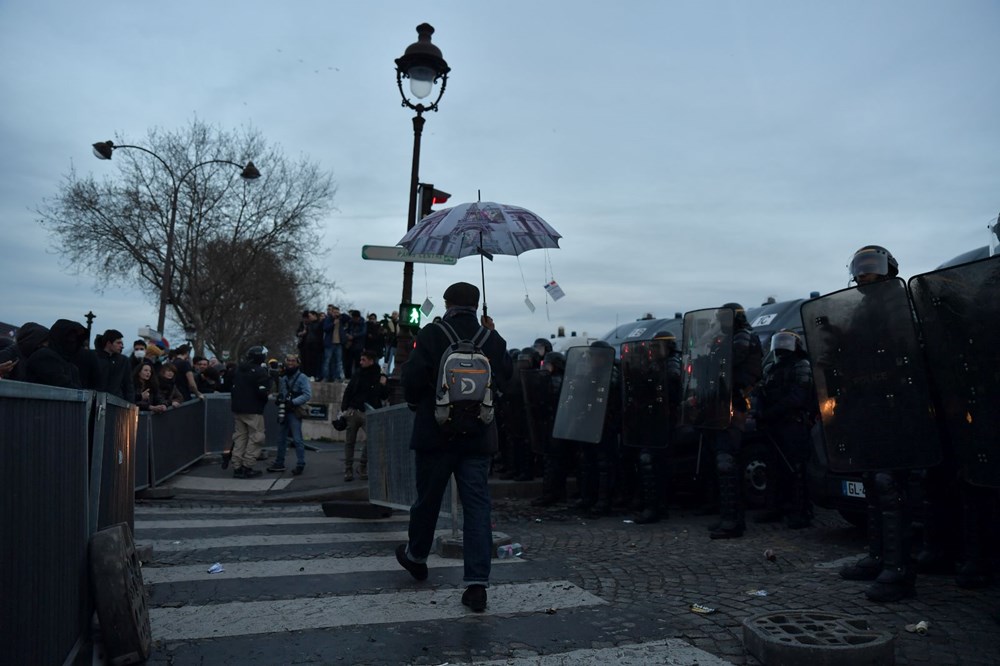 Fransa'da 'mezarda emeklilik' isyanı: Paris'te 120 gözaltı - 18