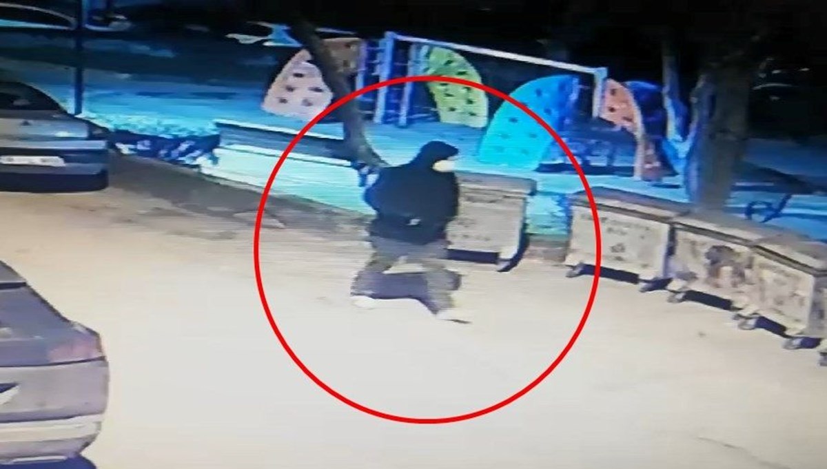 Tıbbi maskeli silahlı saldırgan kıskıvrak yakalandı Tıbbi maskeli silahlı saldırgan kıskıvrak yakalandı