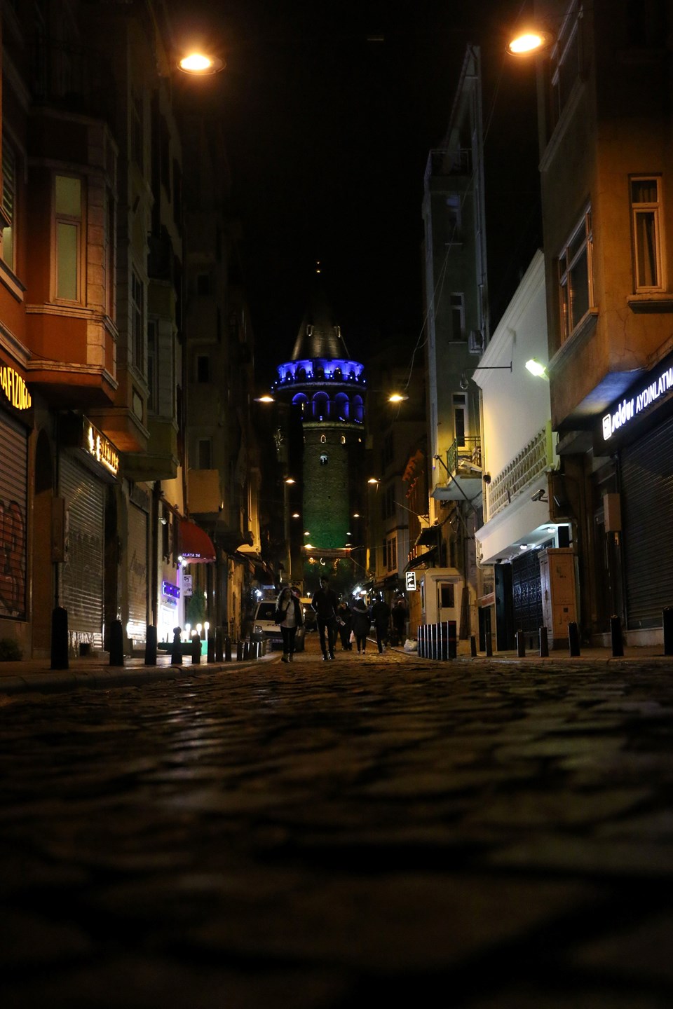 İstanbul'da Köprüler ve Galata Kulesi maviye büründü - 1