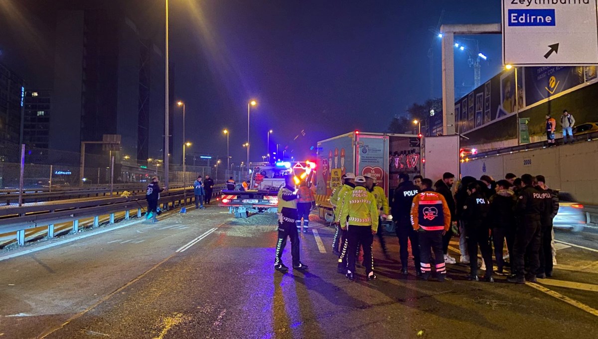 E-5 Karayolu’nda lüks otomobil yol bakım aracına çarptı: 5 yaralı