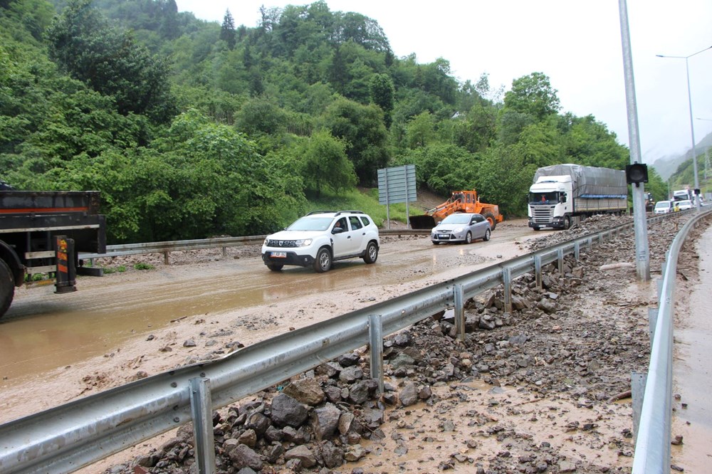 Trabzon-Gümüşhane yolunu taş ve çamur kapattı: Ulaşım tek şeritten sağlanıyor - 9