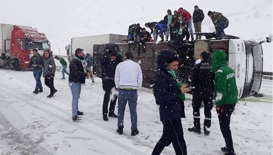 Bursaspor Taraftarini Tasiyan Otobus Erzurum Da Devrildi Ntv