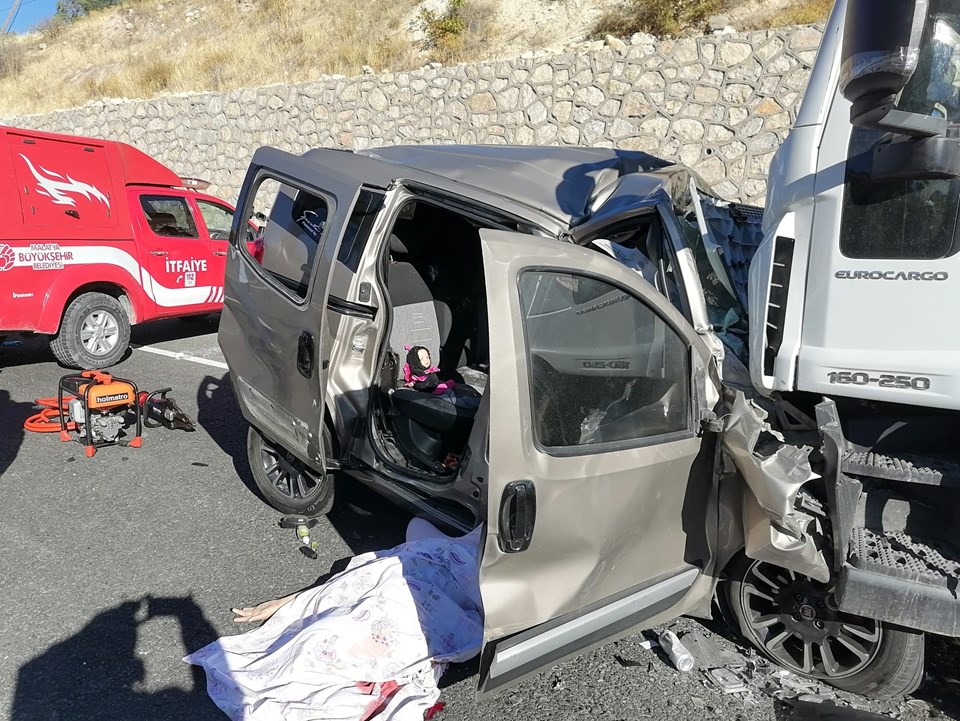 Malatya'da TIR ile hafif ticari araç çarpıştı: 6 ölü - 1