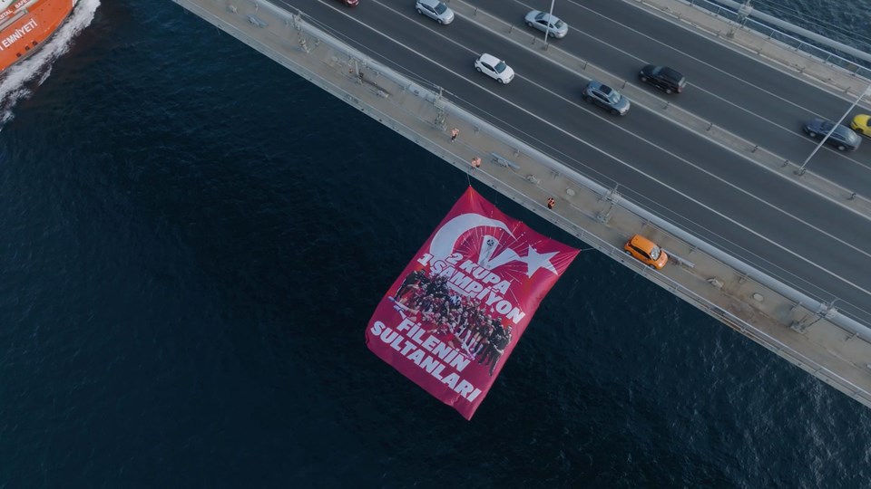 Filenin Sultanları’nın 2 Kupa 1 Şampiyon yazılı bayrağı köprülere asıldı - 1