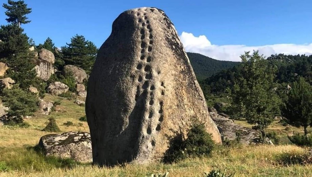 Kütahya'da 21 basamaklı kaya görenleri şaşırtıyor