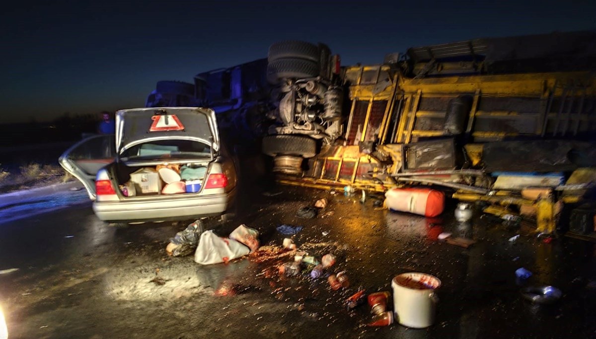 Devrilen TIR'a çarptı: 1 ölü, 3 yaralı Devrilen TIR'a çarptı: 1 ölü, 3 yaralı
