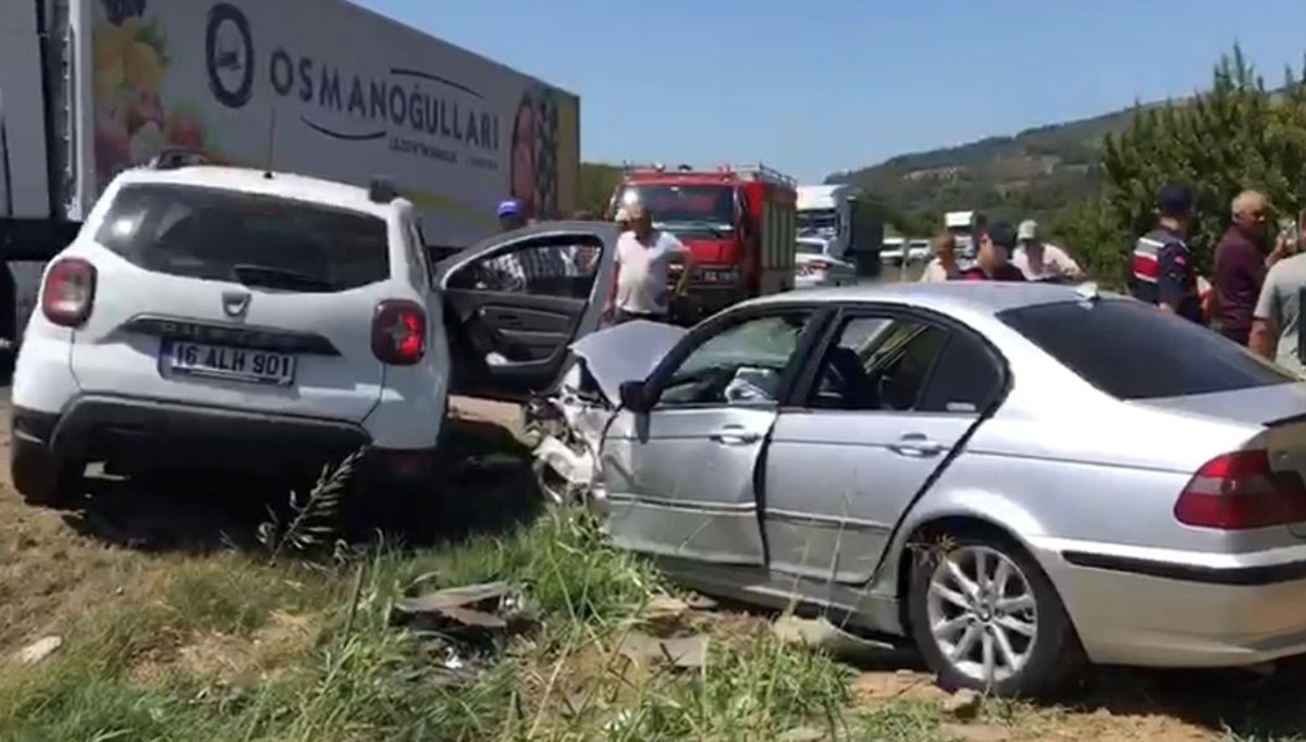 Otomobiller kafa kafaya çarpıştı: Yaralılar var