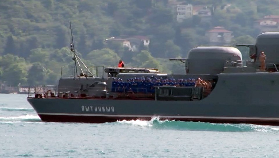 Rus savaş gemisi İstanbul Boğazı'ndan geçti - 1