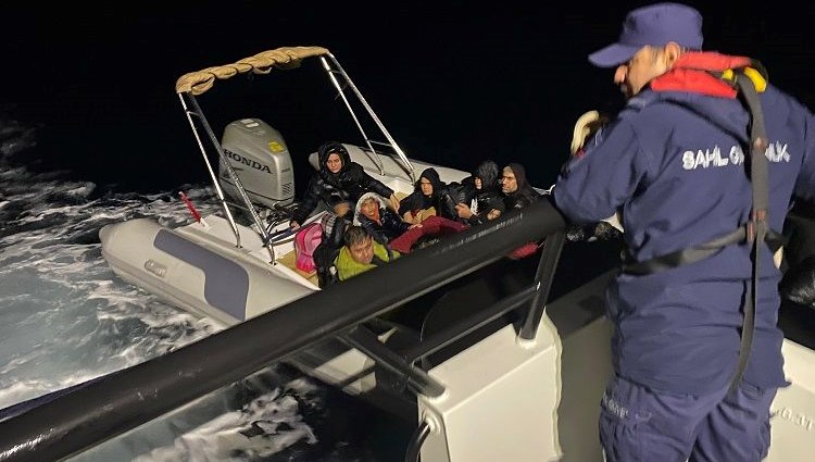 Çanakkale açıklarında 40 düzensiz göçmen yakalandı