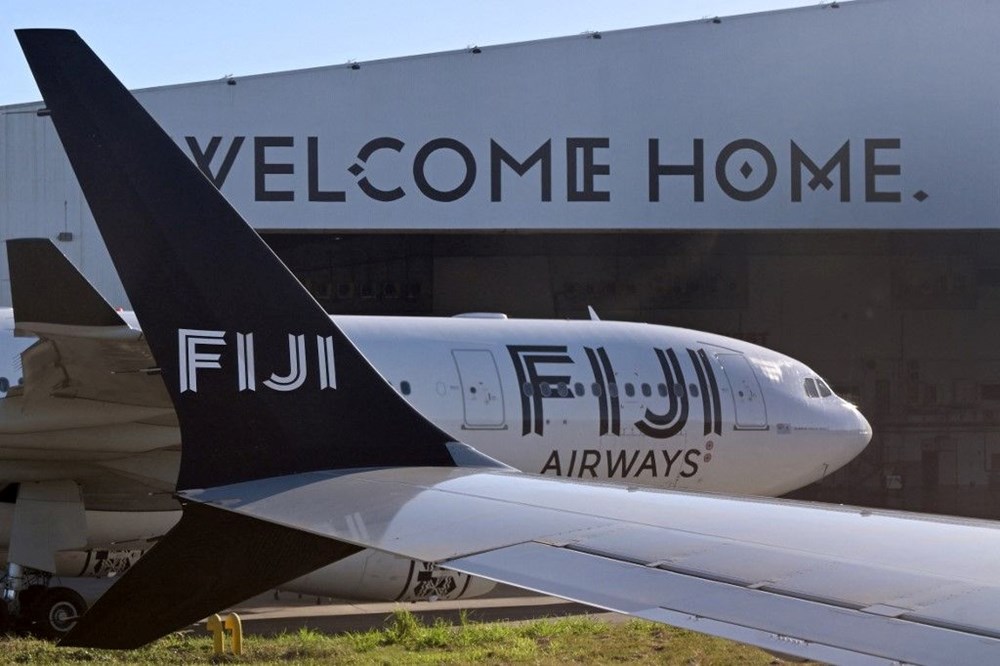 Uçakta skandal olay! Sinir krizi geçiren yolcunun ağzını bantladılar - 5