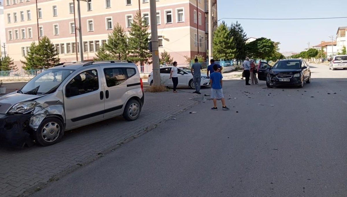 Sivas'ta 4 araç birbirine girdi: 1'i çocuk 3 kişi yaralandı Sivas'ta 4 araç birbirine girdi: 1'i çocuk 3 kişi yaralandı