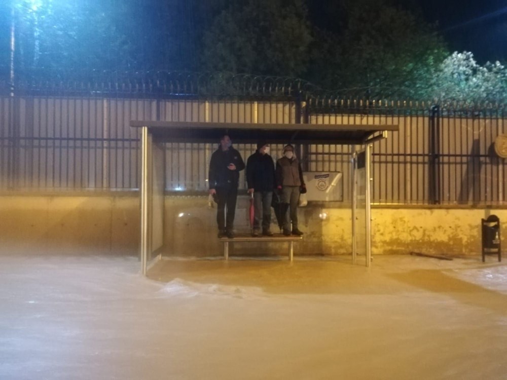 İzmir'i sel vurdu: 2 can kaybı - 4