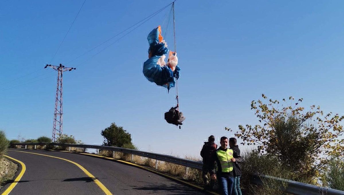 Yamaç paraşütüyle elektrik tellerine takıldı