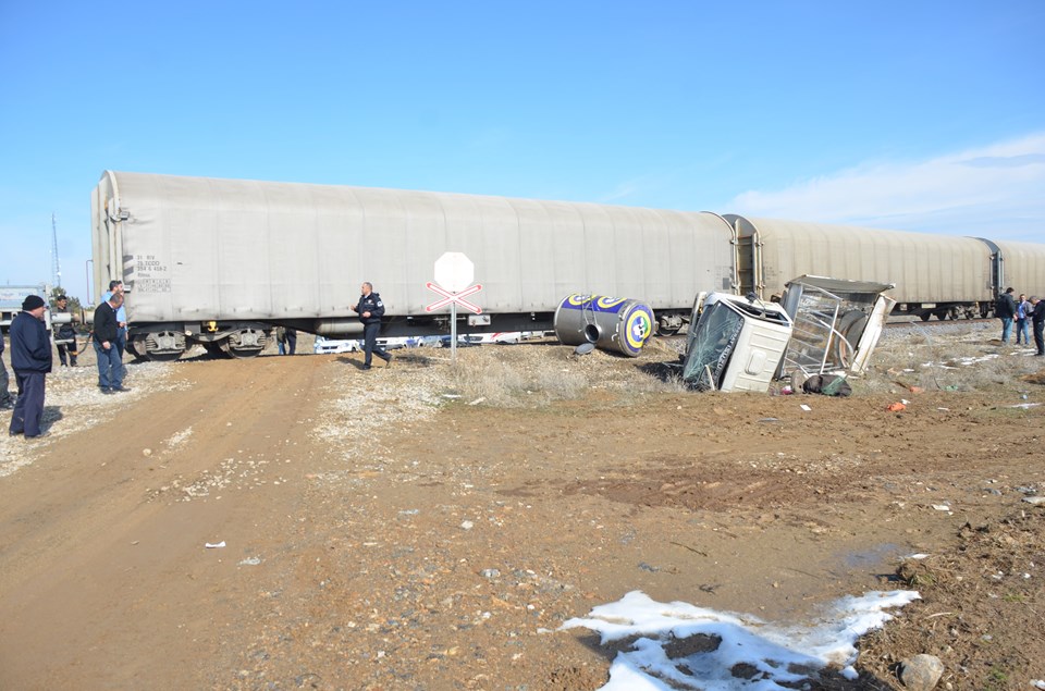 Konya'da yük treni ile kamyonet çarpıştı: 1 ölü - 1