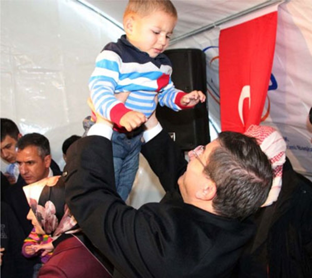 Davutoğlu'dan sığınmacılara ziyaret - 1