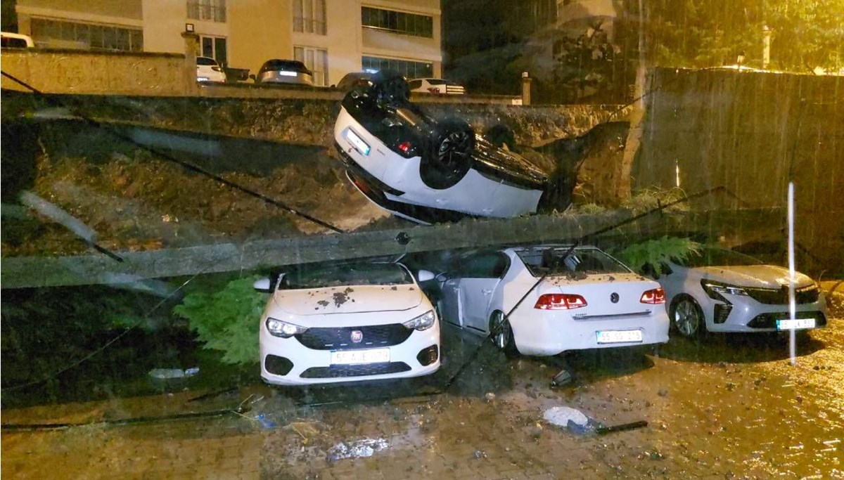 Duvar araçların üzerine çöktü