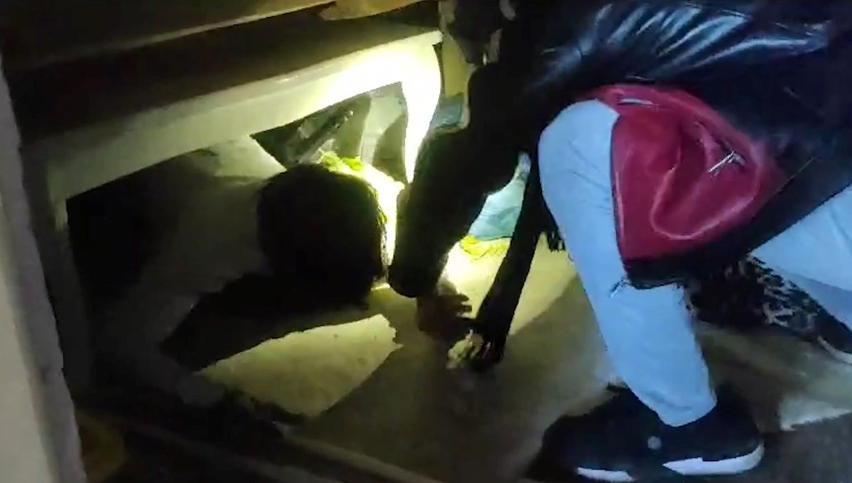 Polise yakalanmamak için mutfak dolabına gizli bölme yaptırdı Polise yakalanmamak için mutfak dolabına gizli bölme yaptırdı