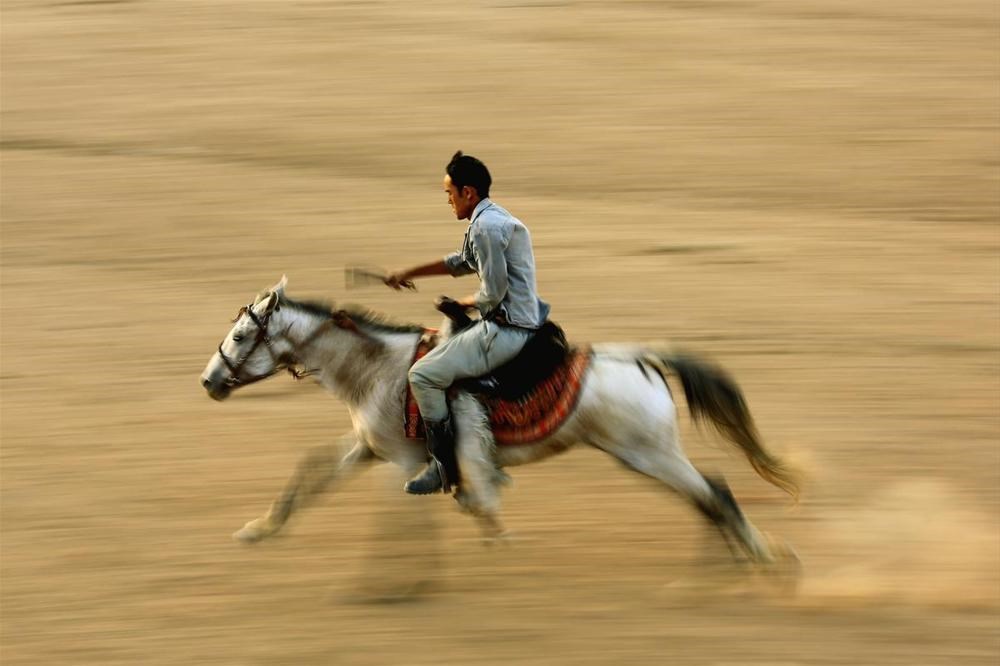 Турк плей плен. Traditional Central Asia Fashion Photography.