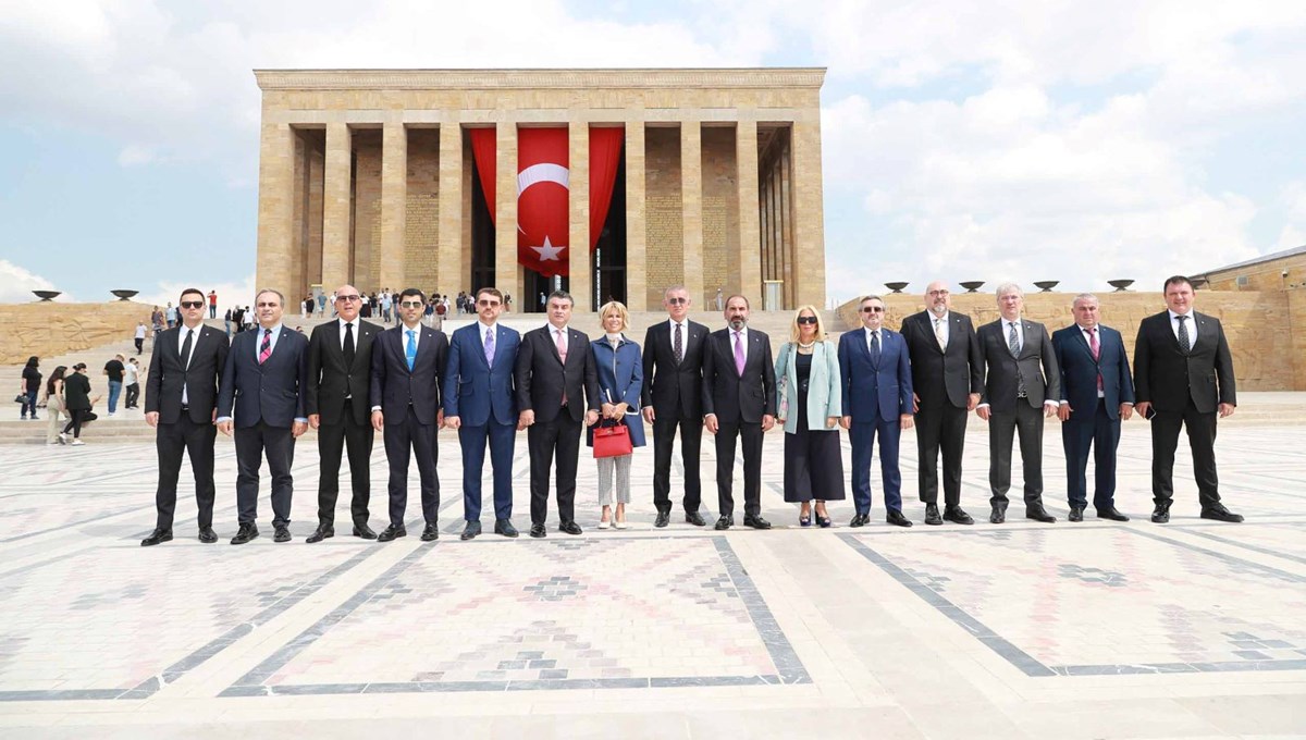 TFF Başkanı Hacıosmanoğlu ve Yönetim Kurulu Üyeleri, Anıtkabir'i ziyaret etti TFF Başkanı Hacıosmanoğlu ve Yönetim Kurulu Üyeleri, Anıtkabir'i ziyaret etti