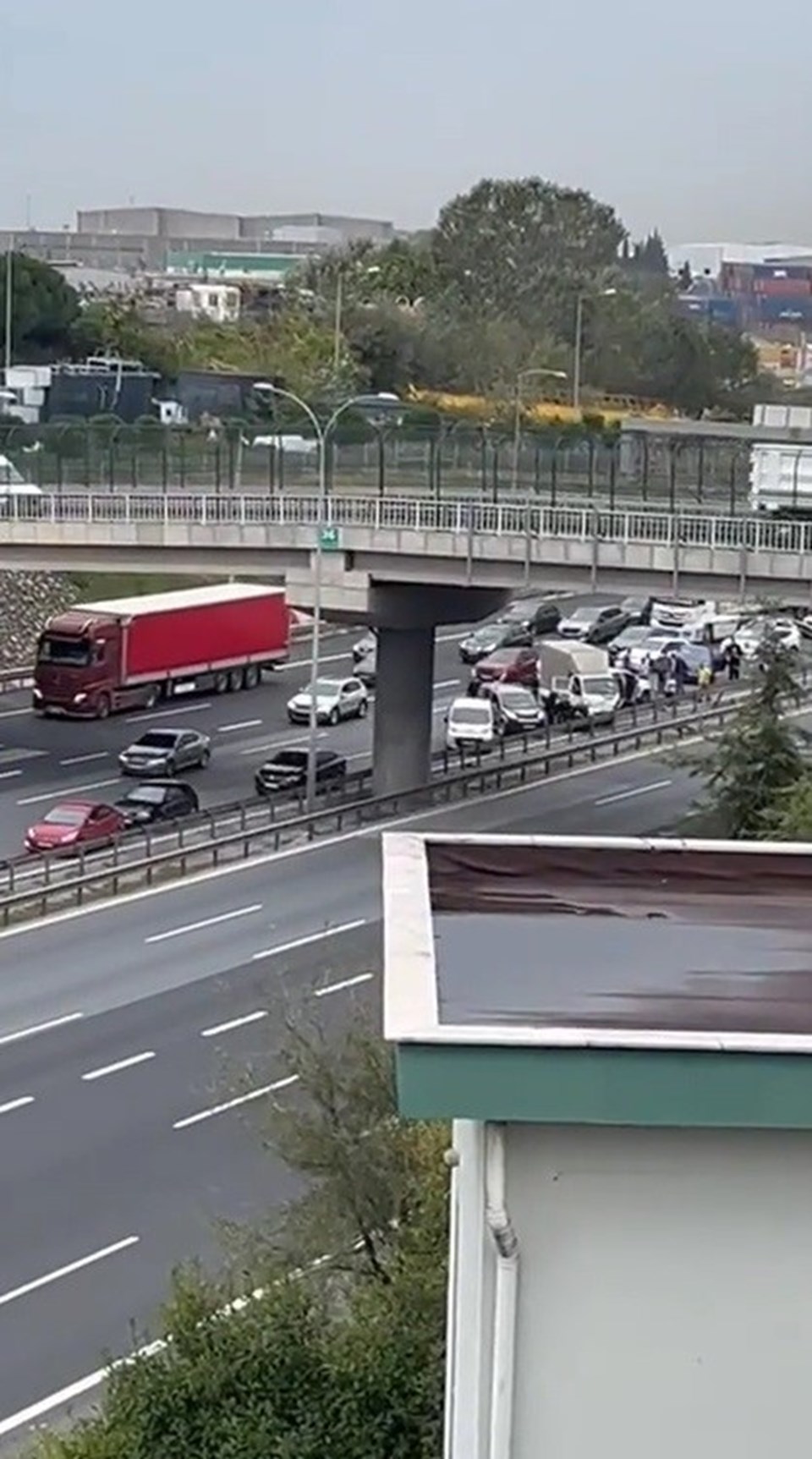 Osmangazi Köprüsü girişindeki kaza trafiği kilitledi - 1