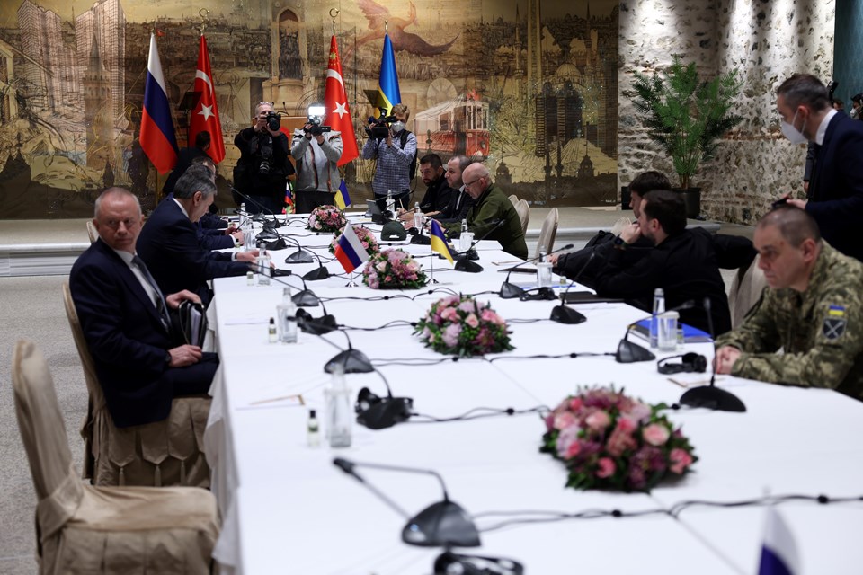 Ukrayna ve Rusya'nın müzakere heyetleri, salı günü İstanbul'da Dolmabahçe Sarayı'nda bir araya geldi.