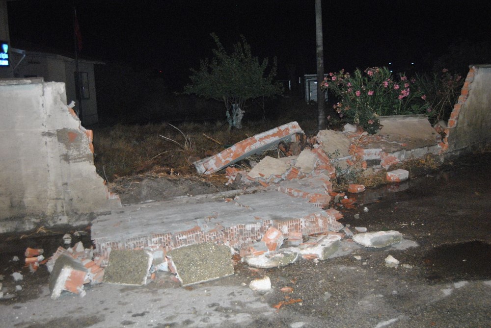 İzmir�de yağış ve rüzgar nedeniyle beton duvarlar yıkıldı Son Dakika İzmir�de yağış ve rüzgar nedeniyle beton duvarlar yıkıldı Son Dakika
