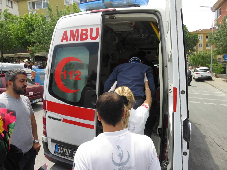 Ataşehir'de yolcu minibüsü 5 araca çarptı: 4 yaralı - 3