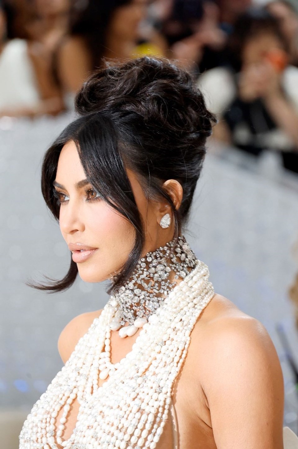 Kim Kardashian'ın Met Gala elbisesini yapmak için 50 bin tane inci kullanıldı - 1